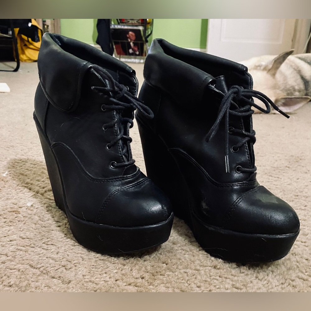 Size 6 faux leather black wedge booties with laces
